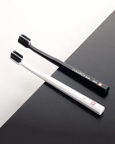 Curaprox White is Black 8760 - Pack 2 Cepillos - Farmacias Curie